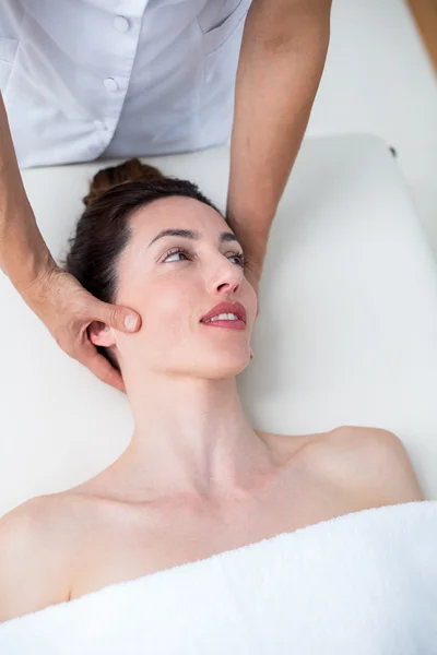 Physiotherapist doing neck massage — Stock Photo, Image