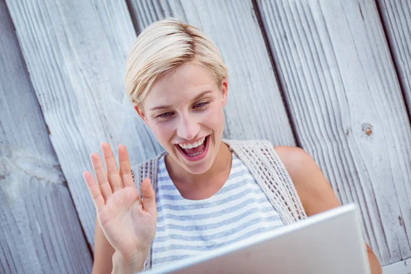 Vrouw spreken met iemand online — Stockfoto