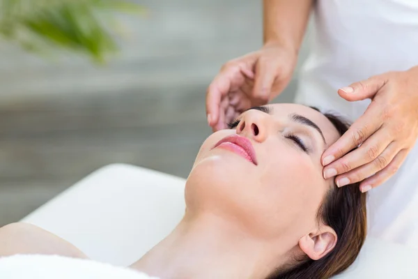 Brunette recevant massage de la tête — Photo