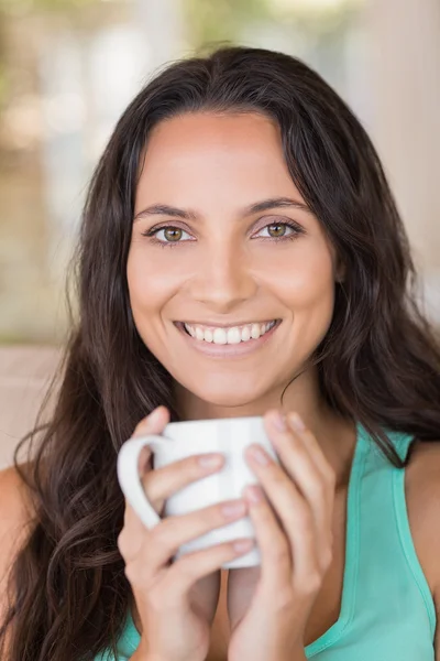 Pretty brunette holding her mug — Stock Photo, Image