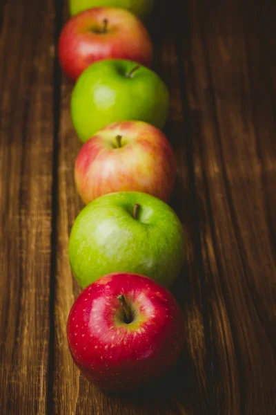 Свежие разноцветные яблоки — стоковое фото