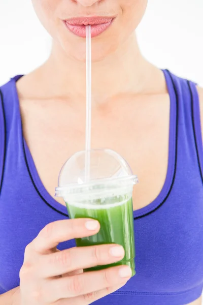 Aantrekkelijke vrouw drinken groene SAP — Stockfoto