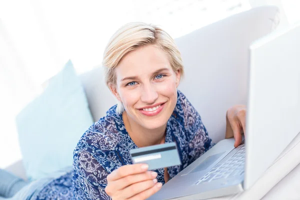 Mulher loira fazendo compras online — Fotografia de Stock