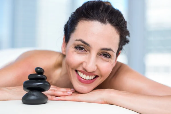 Sonriente morena relajante en mesa de masaje —  Fotos de Stock