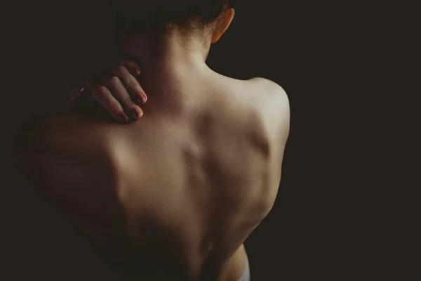 Mulher nua com uma lesão no ombro — Fotografia de Stock