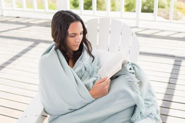 Jolie brune lisant un livre — Photo
