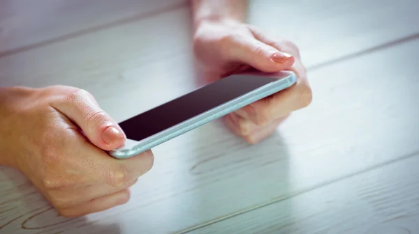 Žena pomocí svého chytrého telefonu — Stock fotografie