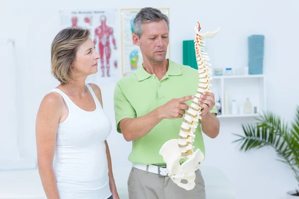 Médico mostrando coluna anatômica — Fotografia de Stock