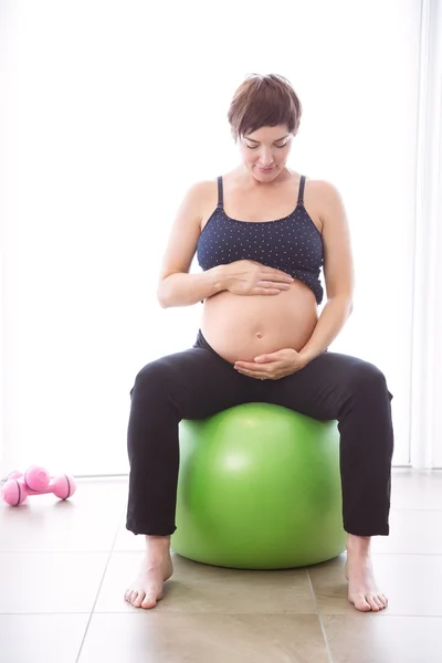 Mulher grávida mantendo em forma — Fotografia de Stock