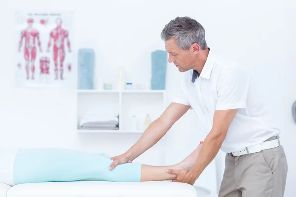 Physiotherapeut macht Beinmassage für seinen Patienten — Stockfoto