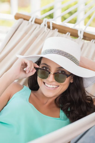 Mooie brunette ontspannen op een hangmat — Stockfoto