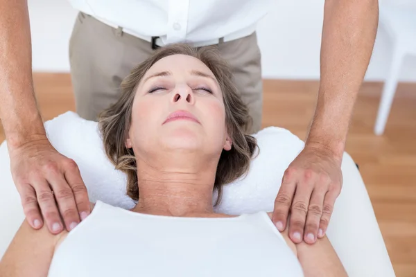 Vrouw ontvangende schouder massage — Stockfoto