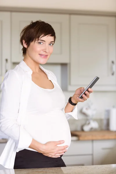Schwangere benutzt ihr Smartphone — Stockfoto