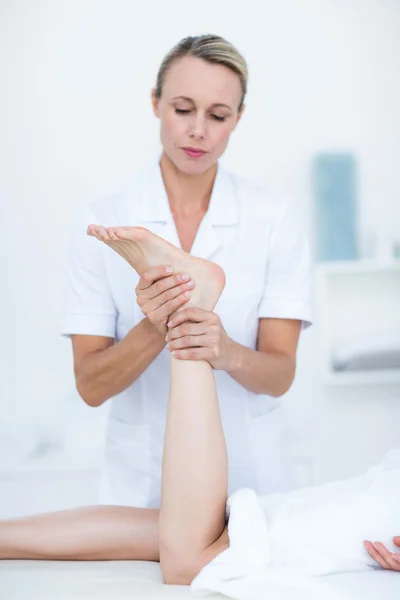 Fysiotherapeut doen voetmassage — Stockfoto