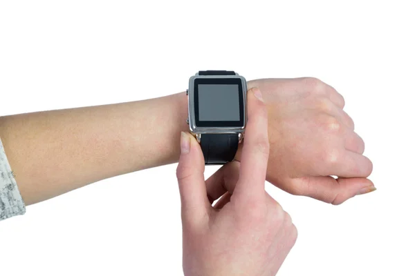 Vrouw met behulp van haar smartwatch — Stockfoto