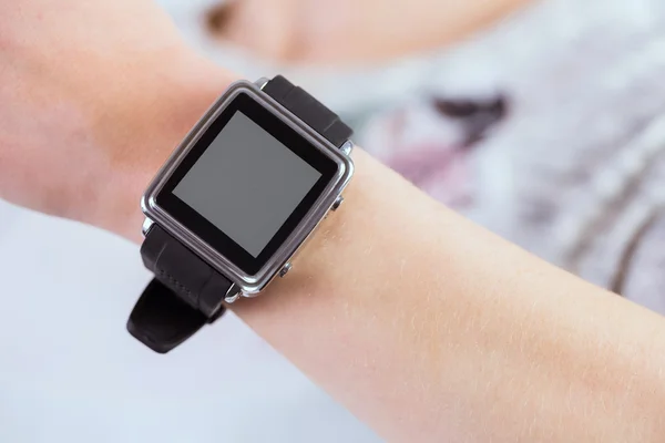 Mulher vestindo seu smartwatch — Fotografia de Stock