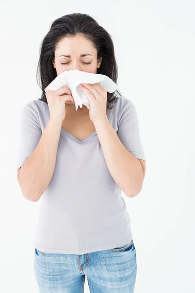 Donna malata che si soffia il naso — Foto Stock