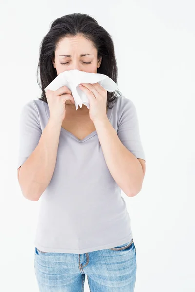 Mujer enferma sonándose la nariz — Foto de Stock