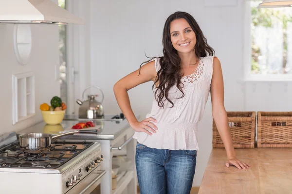 Mooie brunette glimlachen op de camera — Stockfoto