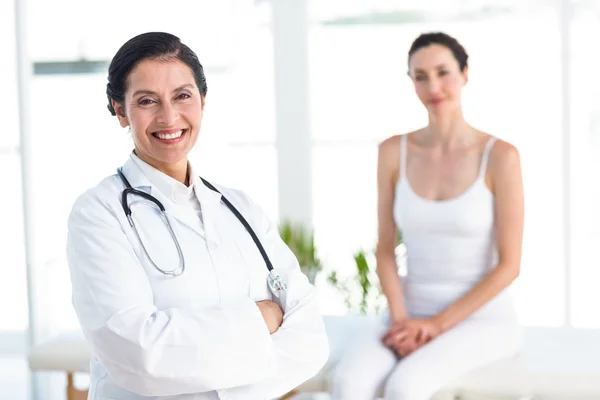 Medico e paziente sorridente alla fotocamera — Foto Stock