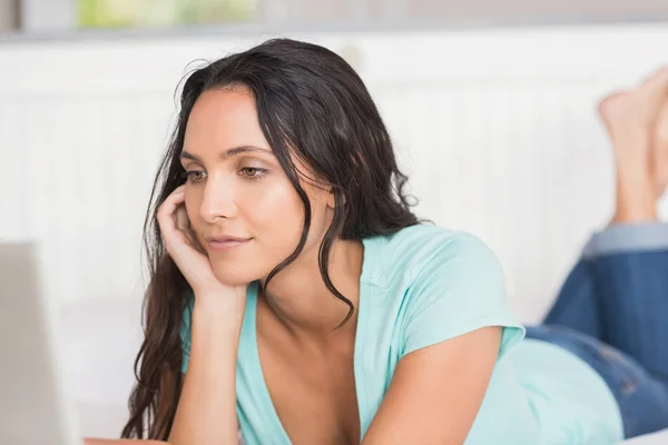 Söt brunett med sin laptop — Stockfoto