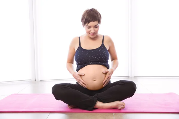 Pregnant woman keeping in shape — Stock Photo, Image