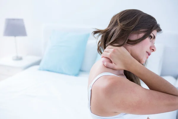 Женщина, страдающая от боли в шее — стоковое фото