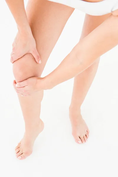 Naturlig Kvinna röra hennes smärtsamma knä — Stockfoto