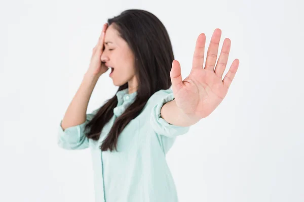 Раздражённая женщина показывает свою руку — стоковое фото