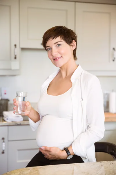 Femme enceinte prenant un verre d'eau — Photo