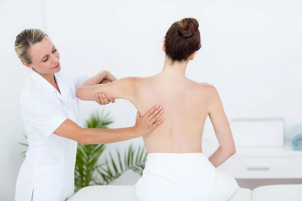 Physiotherapeut macht Rückenmassage — Stockfoto