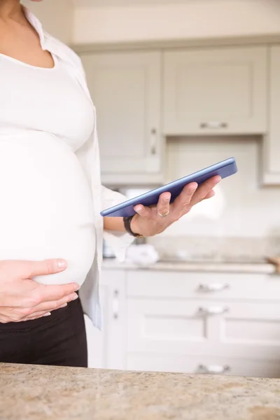 Tablet pc를 사용 하 여 임신한 여자 — 스톡 사진