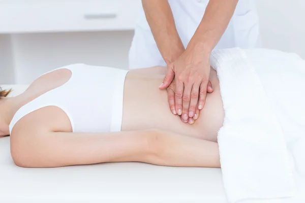 Fisioterapeuta fazendo massagem nas costas — Fotografia de Stock