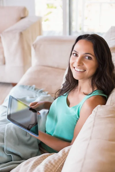 Söt brunett med hjälp av TabletPC — Stockfoto