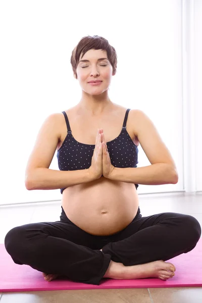 Mulher grávida mantendo em forma — Fotografia de Stock