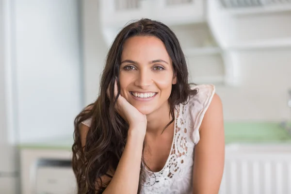 Pretty brunette smiling at camera — Stock Photo, Image