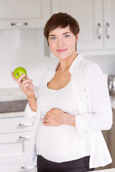 Schwangere isst einen Apfel — Stockfoto