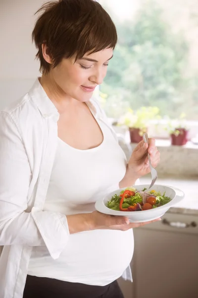 Pregnant woman having bowl of salad — Stock Photo, Image