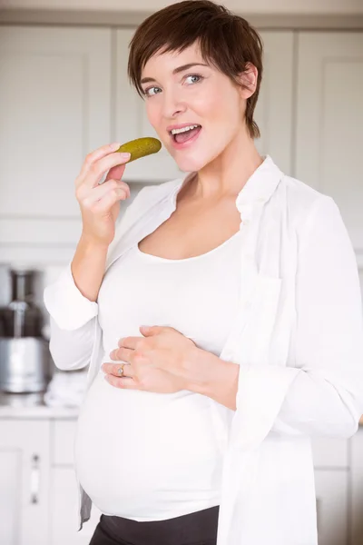 Mulher grávida comendo jarro de picles — Fotografia de Stock