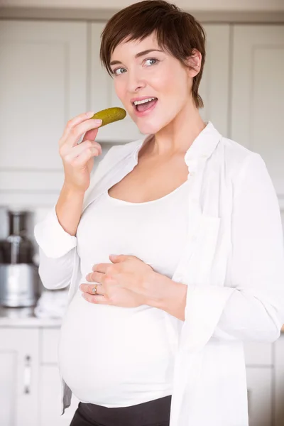 Mujer embarazada comiendo tarro de encurtidos — Foto de Stock