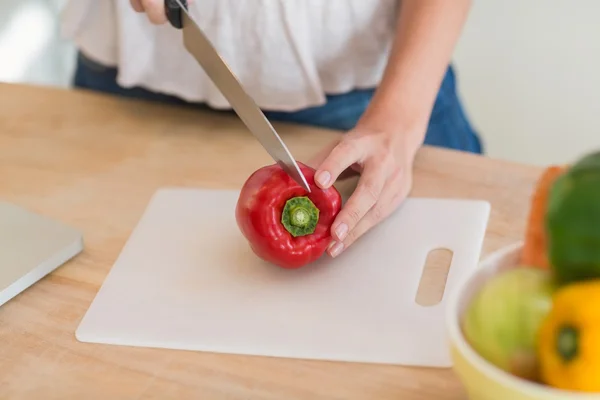 Pretty brunette preparing salad — Stock Photo, Image