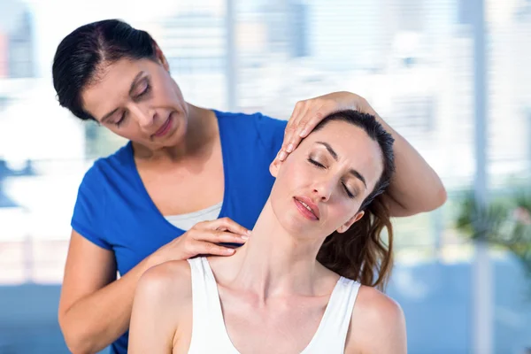 Terapeuta examinando el cuello de sus pacientes —  Fotos de Stock
