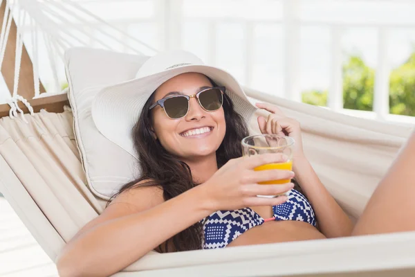 Bonita morena bebiendo jugo de naranja — Foto de Stock