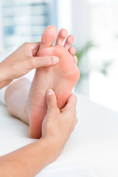 Physiothérapeute massant les pieds de ses patients — Photo