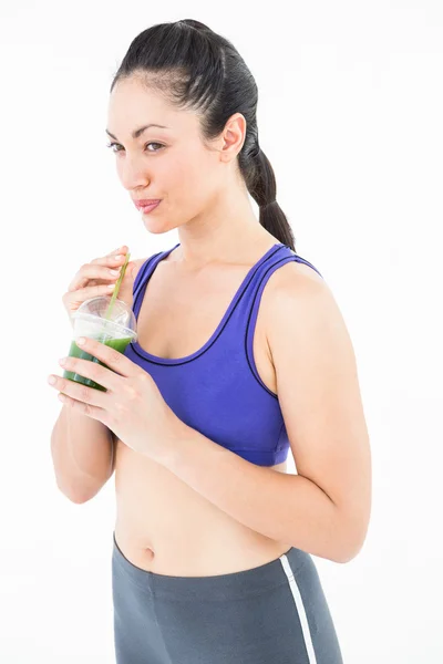 Mujer atractiva bebiendo jugo verde —  Fotos de Stock