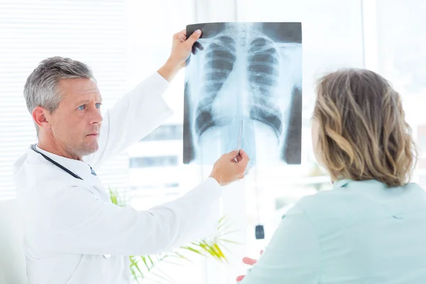 Läkare visar xray att hans patient — Stockfoto