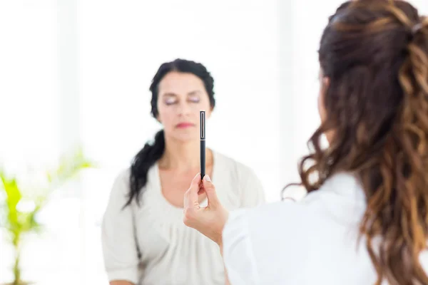 Vrouw wordt gehypnotiseerd — Stockfoto