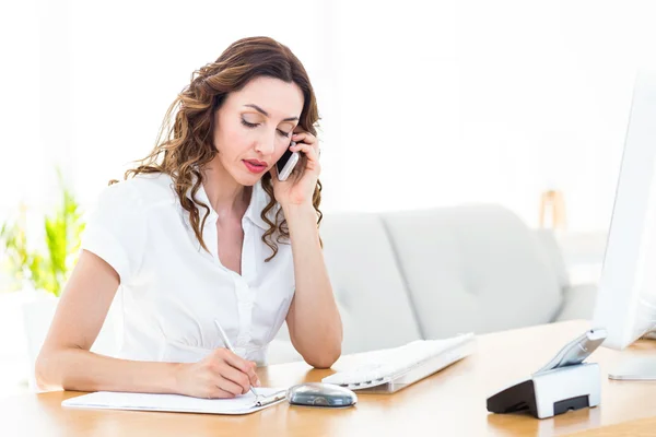 Mujer de negocios sonriente teniendo una llamada telefónica — Foto de Stock