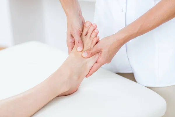 Physiotherapist doing foot massage — Stock Photo, Image