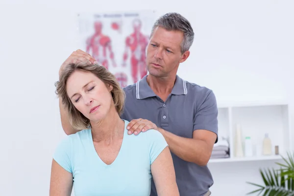 Doctor examinando su paciente cuello — Foto de Stock